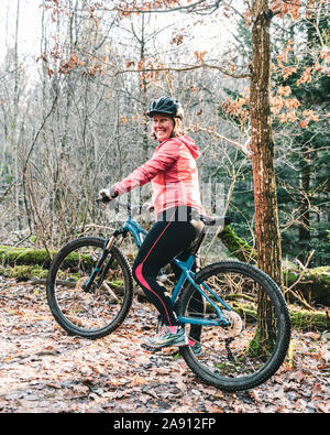 Frau, Radfahren Stockfoto