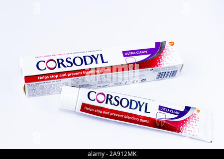 Rohr und der Schachtel Corsodyl Zahnpasta zu helfen Zahnfleischbluten. Großbritannien Stockfoto