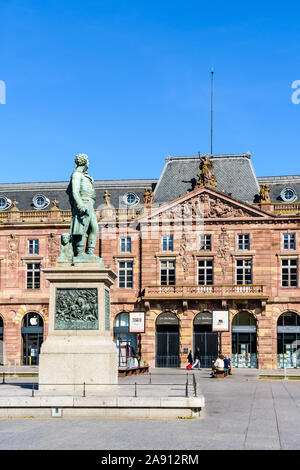 Die Statue und Grab von General Kleber am Place Kleber in der Altstadt von Straßburg, Frankreich, vor dem aubette Shopping Mall. Stockfoto