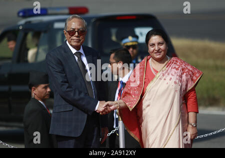 Kathmandu, Nepal. 12 Nov, 2019. In Bangladesch Präsident Abdul Hamid (L) schüttelt Hände mit Nepals Präsident Bidhya Devi Bhandari bei seiner Ankunft am Internationalen Flughafen Tribhuvan in Kathmandu am Dienstag, 12. November 2019. Credit: Dipen Shrestha/ZUMA Draht/Alamy leben Nachrichten Stockfoto