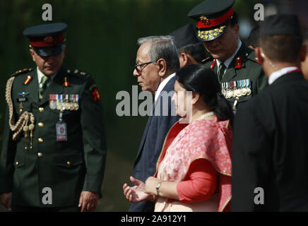 Kathmandu, Nepal. 12 Nov, 2019. In Bangladesch Präsident Abdul Hamid (L) geht mit Nepals Präsident Bidhya Devi Bhandari bei seiner Ankunft am Internationalen Flughafen Tribhuvan in Kathmandu am Dienstag, 12. November 2019. Credit: Dipen Shrestha/ZUMA Draht/Alamy leben Nachrichten Stockfoto