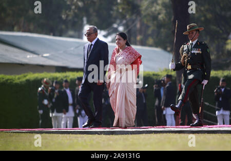 Kathmandu, Nepal. 12 Nov, 2019. In Bangladesch Präsident Abdul Hamid (L) geht mit Nepals Präsident Bidhya Devi Bhandari bei seiner Ankunft am Internationalen Flughafen Tribhuvan in Kathmandu am Dienstag, 12. November 2019. Credit: Dipen Shrestha/ZUMA Draht/Alamy leben Nachrichten Stockfoto