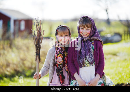 Mädchen verkleidet als Ostern Hexen Stockfoto