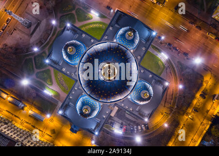 Beleuchtete Kuppel der Dreifaltigkeitskathedrale in Sankt Petersburg, Russland. Top Luftbild bei Nacht Stockfoto