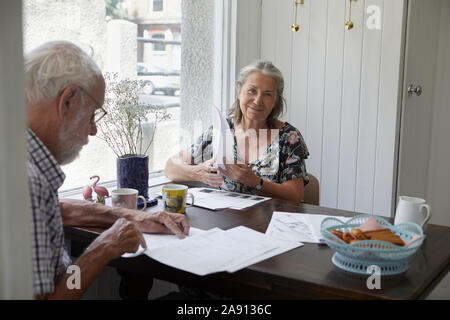 Senior Paar am Tisch Stockfoto