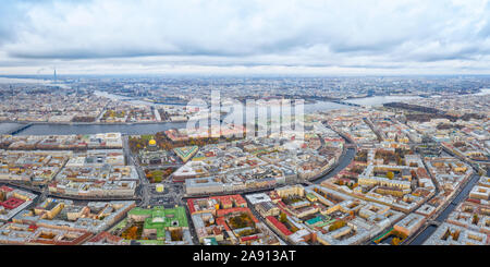 Große Antenne Panoramablick auf St. Petersburg, Russland bei bewölkten Tag. Hermitage, Admiralität, Isaaks-kathedrale, Peter und Paul Festung und Mann Stockfoto