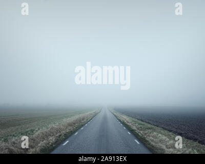 Land straße am nebligen Tag Stockfoto
