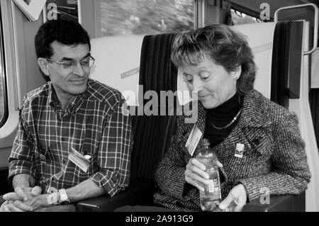 Ehemalige Schweizer Bundeskanzler und Justizministerin Eveline Widmer-Schlumpf mit ihrem Mann im Zug Stockfoto