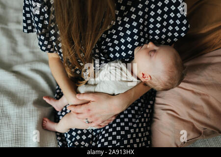 Mutter Baby halten Stockfoto