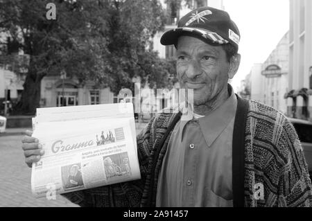 Kubanischen Zeitung Straße Verkäufer in Havanna Stadt: Die grandma ist die offizielle Regierung Papier. Stockfoto