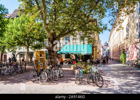 Place des Orphelins und Rue Sainte-Madeleine an einem sonnigen Tag in der Altstadt von Straßburg, Frankreich, mit der Kathedrale Notre-Dame in der Ferne. Stockfoto