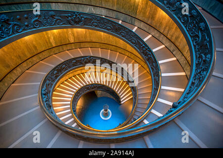 Rom, Italien, 21. Oktober, 2019: Die bramante Treppe ist eine Doppelhelix, in zwei Treppen, der es den Leuten erlaubt, ohne die Begegnung mit Menschen aufzusteigen, desce Stockfoto