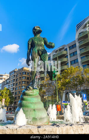 Moderne Skulptur „der Mann von Atlantis“ von Luk Van Soom am René Cliquet Kreisverkehr auf dem Waterloo Boulevard vor dem Apple Store, Brüssel, Belgien Stockfoto