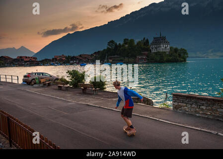 Jungen skater Skaten in Iseltwald am Brienzersee, Schweiz Stockfoto