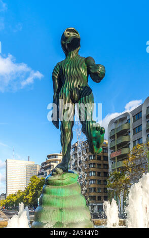 Moderne Skulptur „der Mann von Atlantis“ von Luk Van Soom am René Cliquet Kreisverkehr auf dem Waterloo Boulevard vor dem Apple Store, Brüssel, Belgien Stockfoto