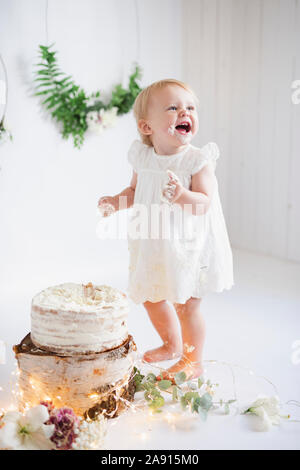 Gerne kleinkind Mädchen Kuchen essen Stockfoto