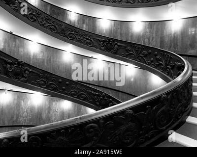 Rom, Italien, 21. Oktober, 2019: Die bramante Treppe ist eine Doppelhelix, in zwei Treppen, der es den Leuten erlaubt, ohne die Begegnung mit Menschen aufzusteigen, desce Stockfoto