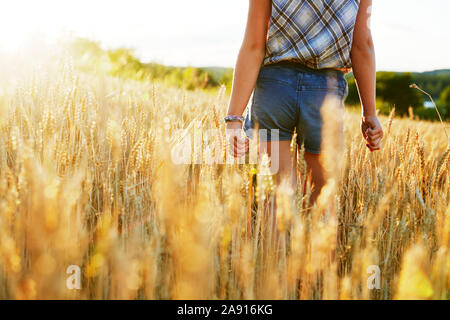 Mädchen im Weizenfeld Stockfoto