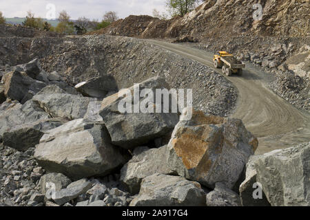 Gewinnung von Steinen und Erden; ein Volvo A 40 G Muldenkipper knickgelenkte schleppen ein Stein aus dem Steinbruch. Criggion Steinbruch, Powys, Wales. April. Stockfoto