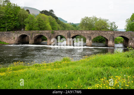 Abergavenny Brücke über den Fluss Usk markiert die Grenze zwischen Abergavenny und Llanfoist, Monmouthshire, Wales, Großbritannien Stockfoto