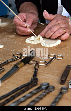 Der Blick auf die Hand einer Frau, die schmückt eine traditionelle sardische Brot Süße Stockfoto