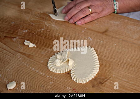 Der Blick auf die Hand einer Frau, die schmückt eine traditionelle sardische Brot Süße Stockfoto