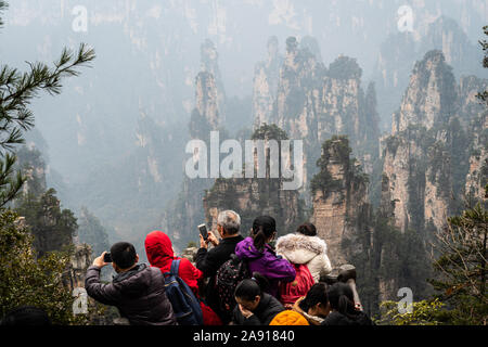 Zhangjiajie, China - 3. Februar 2019: Chinesische Touristen fotografieren der atemberaubenden Niagara-on-the-Lake Stein wald landschaft von einem Aussichtspunkt in Hunan prov Stockfoto
