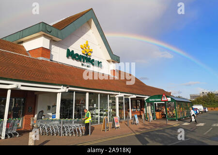 Ein Regenbogen ist in der Nähe von Morrisons Supermarkt in Stratford-upon-Avon, Warwickshire, Großbritannien gesehen. Vom 8. Oktober 2019. Stockfoto