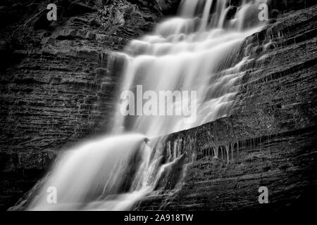 Der Wasserfall, der Schwarz-Weiß-Fotografie Stockfoto