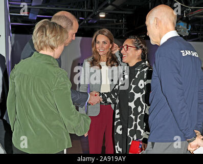 Der Herzog und die Herzogin von Cambridge während einer freiwilligen Veranstaltung mit der Charity Anschreien, der Troubadour Weiße Stadt Theater in London. Stockfoto