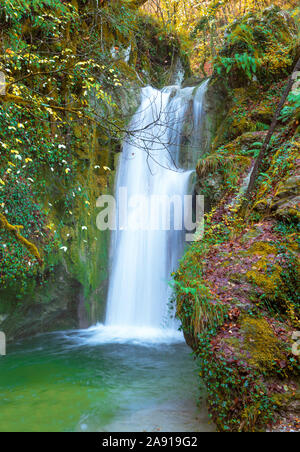 Monte Tancia (Rieti, Italien) - die eindrucksvollen Wasserfälle von torrent Galantina im Appennin, genannt Pozze del Diavolo, im Herbst Stockfoto