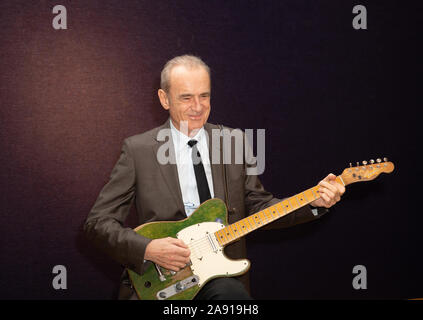 London, UK, 12. November 2019, ein Foto mit Francis Rossi von Status Quo nahm bei Bonhams, London, vor der Erinnerungsstücke Verkauf mit seinem berühmten grünen Fender Telecaster Gitarre, findet am Dienstag, den 17. Dezember 2019. Es war die zweite Hand in Glasgow 1968 gekauft für £ 75,00 und hat in der Musiker Eigentum seit über 50 Jahren. Es ist mit £ 100.000 geschätzt - £ 150.000. Credit: Keith Larby/Alamy leben Nachrichten Stockfoto