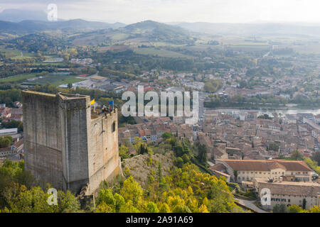 Frankreich, Drome, Crest, Crest Tower, mittelalterliche Bergfried und Stadt (Luftbild) // Frankreich, Drôme (26), Crest, La Tour de Crest, donjon Médiéval et la Ville (v Stockfoto