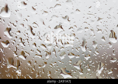 Wassertropfen auf Glas. Regentropfen auf dem Fenster. Natürliche Muster der Wassertropfen auf einem Spiegel Hintergrund. Stockfoto