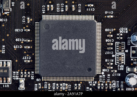 Staubig und dreckig Mikrochip für PC. Integrierte Halbleiter Mikroprozessor auf Platine. von Details zu den elektronischen cpu-Chip. Stockfoto