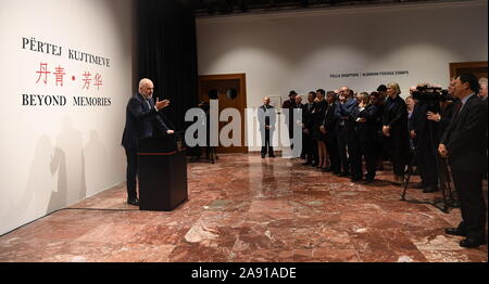 (191112) - Tirana, November 12, 2019 (Xinhua) - Premierminister Albaniens Edi Rama bei der Eröffnung der Ausstellung spricht der 70. Jahrestag der Aufnahme diplomatischer Beziehungen zwischen China und Albanien am Zentrum für Offenheit und Dialog (COD) des albanischen Ministerpräsidenten in Tirana, Albanien an November 11, 2019 zu markieren. Die Ausstellung, die vom Kabeljau in Zusammenarbeit mit der chinesischen Botschaft in Albanien organisiert, ist "Jenseits der Erinnerungen". Die Ausstellung brachte eine Sammlung von gedenkmünzen Briefmarken auf China von den albanischen Post von 1968 bis 2009 ausgestellt, sowie Stockfoto