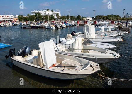 Boote gebunden in Hafen von Torre San Giovanni in Apulien (Puglia) im südlichen Italien Stockfoto