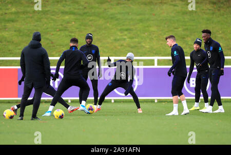 England's Raheem Sterling (Mitte) während des Trainings im St George's Park, Burton. Stockfoto