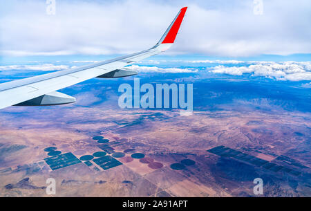 Fliegen über dem kreisförmigen Felder in Arizona, USA Stockfoto
