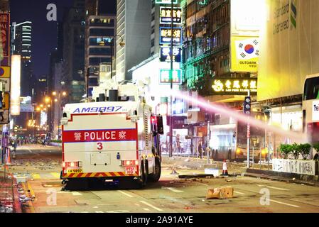 Hong Kong. 11 Nov, 2019. Auseinandersetzungen brechen in mehrere Bezirke zwischen Demonstranten und Polizei nach ein demonstrant von der Polizei erschossen wurde und ein Mann war auf Feuer durch Demonstranten während was schien ein Streit. Hier die Polizei mit Wasserwerfern. Credit: Gonzales Foto/Alamy leben Nachrichten Stockfoto
