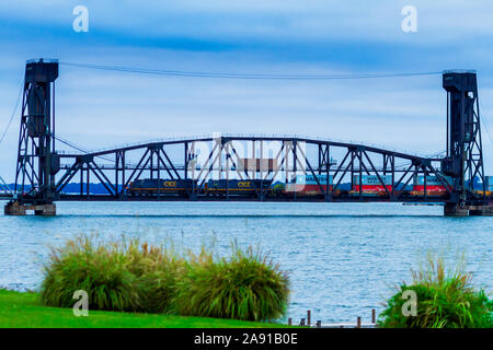 CSX Lokomotive Überquerung der Norfolk Southern Tennessee River Bridge Decatur Stockfoto