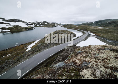 Mountain Road und Bjorgavegen Flyvotni See. Norwegische touristische Route Aurlandsfjellet läuft von aurlandsvangen zu Laerdalsoyri Stockfoto