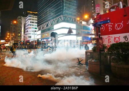 Hong Kong. 11 Nov, 2019. Auseinandersetzungen brechen in mehrere Bezirke zwischen Demonstranten und Polizei nach ein demonstrant von der Polizei erschossen wurde und ein Mann war auf Feuer durch Demonstranten während was schien ein Streit. Credit: Gonzales Foto/Alamy leben Nachrichten Stockfoto