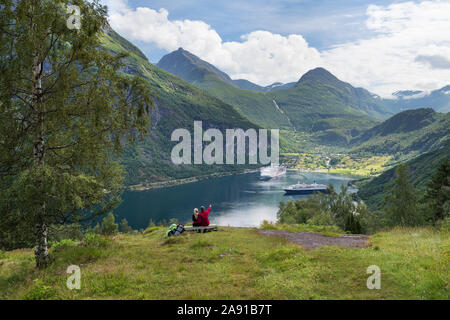 Geirangerfjord Kreuzfahrt. Ein Märchen von der Förde. Paar genießt einen majestätischen Blick in Norwegen. In der Nähe der touristischen Stadt Geiranger Stockfoto