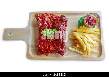 Grill Schweinerippchen mit Pommes frites auf weißem Hintergrund, clipping path enthalten Stockfoto
