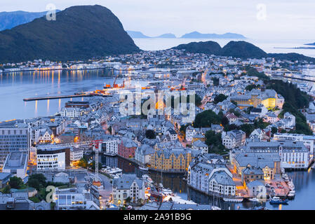 Alesund ist ein Port und touristische Stadt in Norwegen. Berühmte Touristenattraktion. Sicht auf dem Berg Aksla Stockfoto