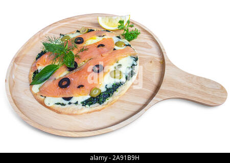 Räucherlachs Käse Spinat Pizza isoliert auf weißem Hintergrund, clipping path enthalten Stockfoto