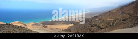 Antenne Panoramablick auf den schönen Cofete Strand auf der Insel Fuerteventura, Spanien. Stockfoto