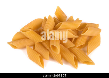 Penne Pasta auf weißem Hintergrund Stockfoto