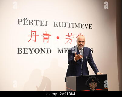 (191112) - Tirana, November 12, 2019 (Xinhua) - Premierminister Albaniens Edi Rama bei der Eröffnung der Ausstellung spricht der 70. Jahrestag der Aufnahme diplomatischer Beziehungen zwischen China und Albanien am Zentrum für Offenheit und Dialog (COD) des albanischen Ministerpräsidenten in Tirana, Albanien an November 11, 2019 zu markieren. Die Ausstellung, die vom Kabeljau in Zusammenarbeit mit der chinesischen Botschaft in Albanien organisiert, ist "Jenseits der Erinnerungen". Die Ausstellung brachte eine Sammlung von gedenkmünzen Briefmarken auf China von den albanischen Post von 1968 bis 2009 ausgestellt, sowie Stockfoto